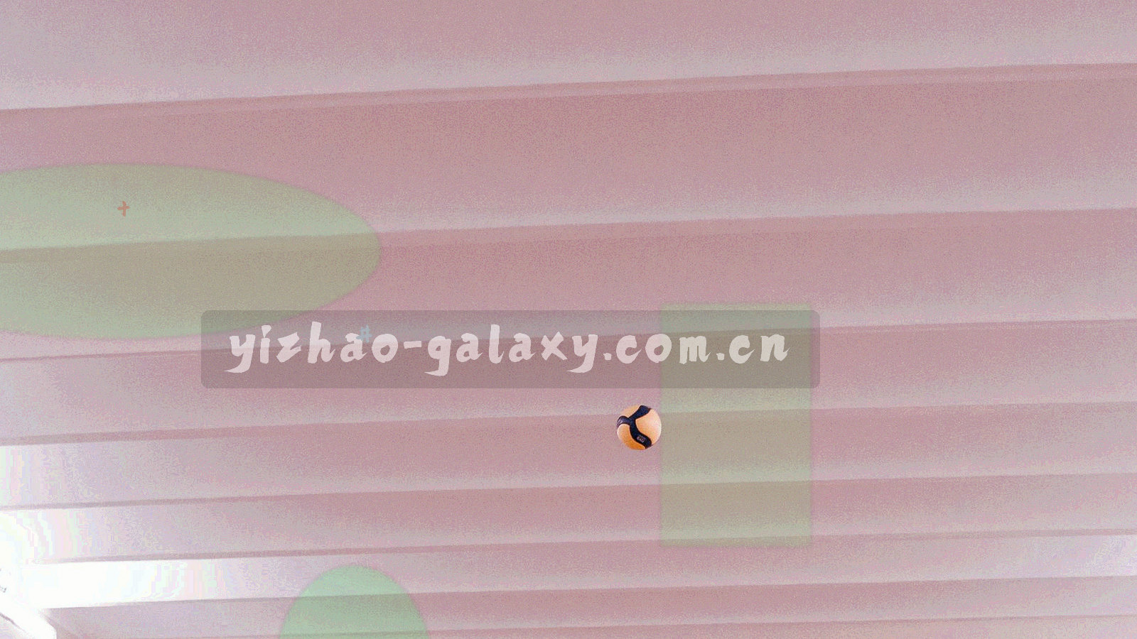 高原夜空下绵延的雪山脊线抽象合成画面，星点细密，画面中无人物
